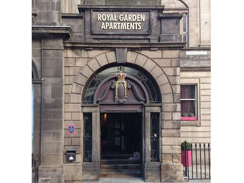 Fountain Court Apartments - Royal Garden Единбург Екстериор снимка